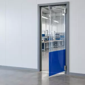 Маятниковая распашная одностворчатая эластичная дверь из ПВХ 230*110